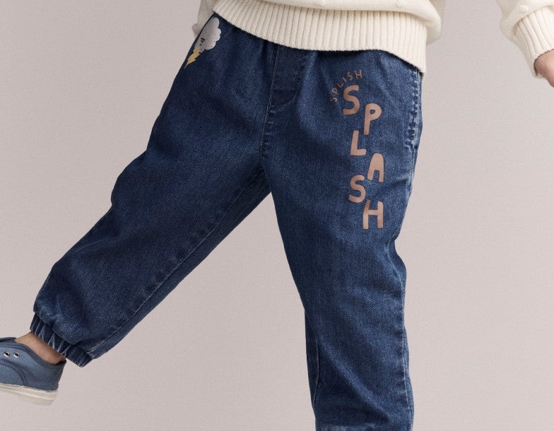 girl wearing graphic jeans