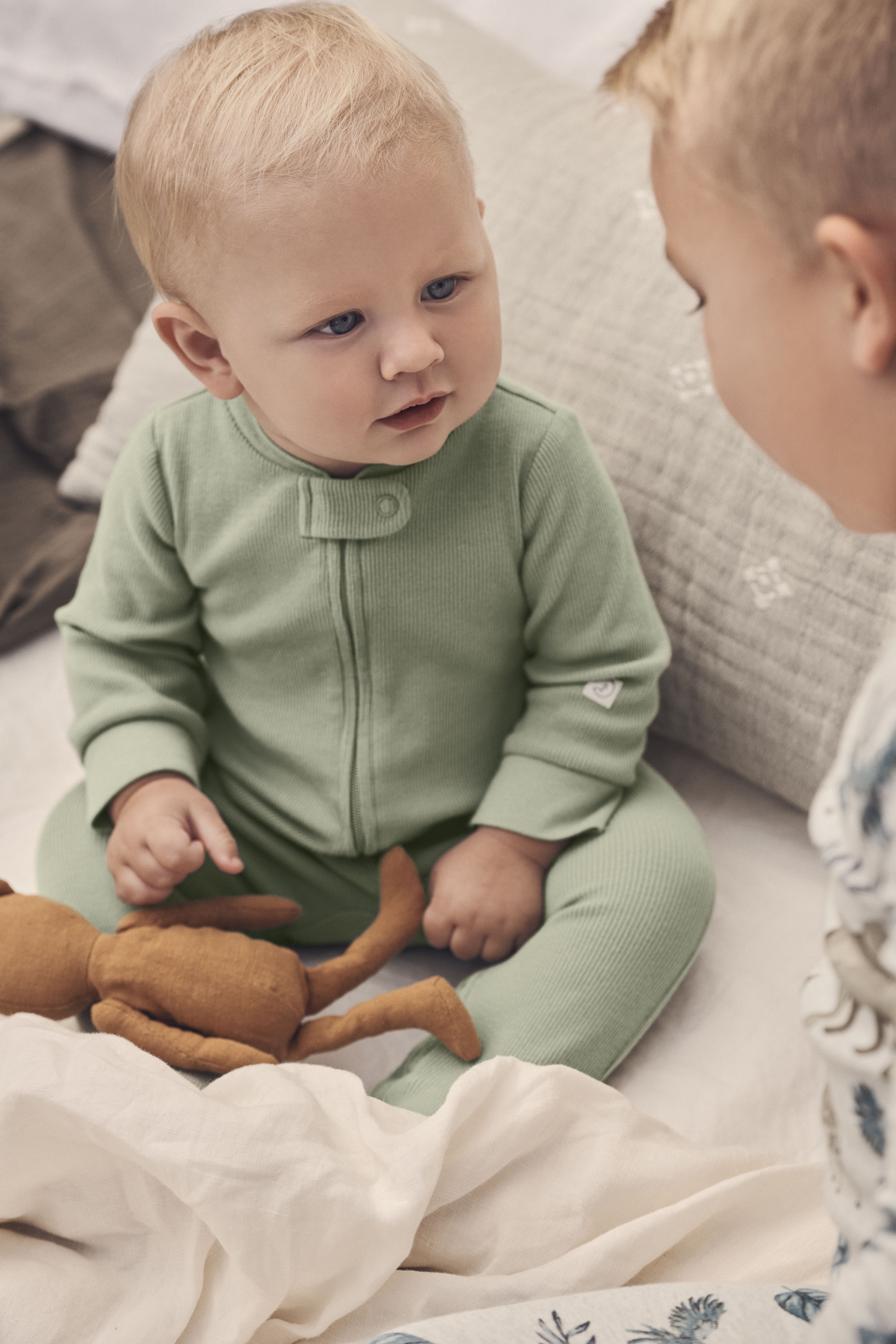 Crafted in the purest organic cotton gauze, Little Planet® offers a return to simplicity.