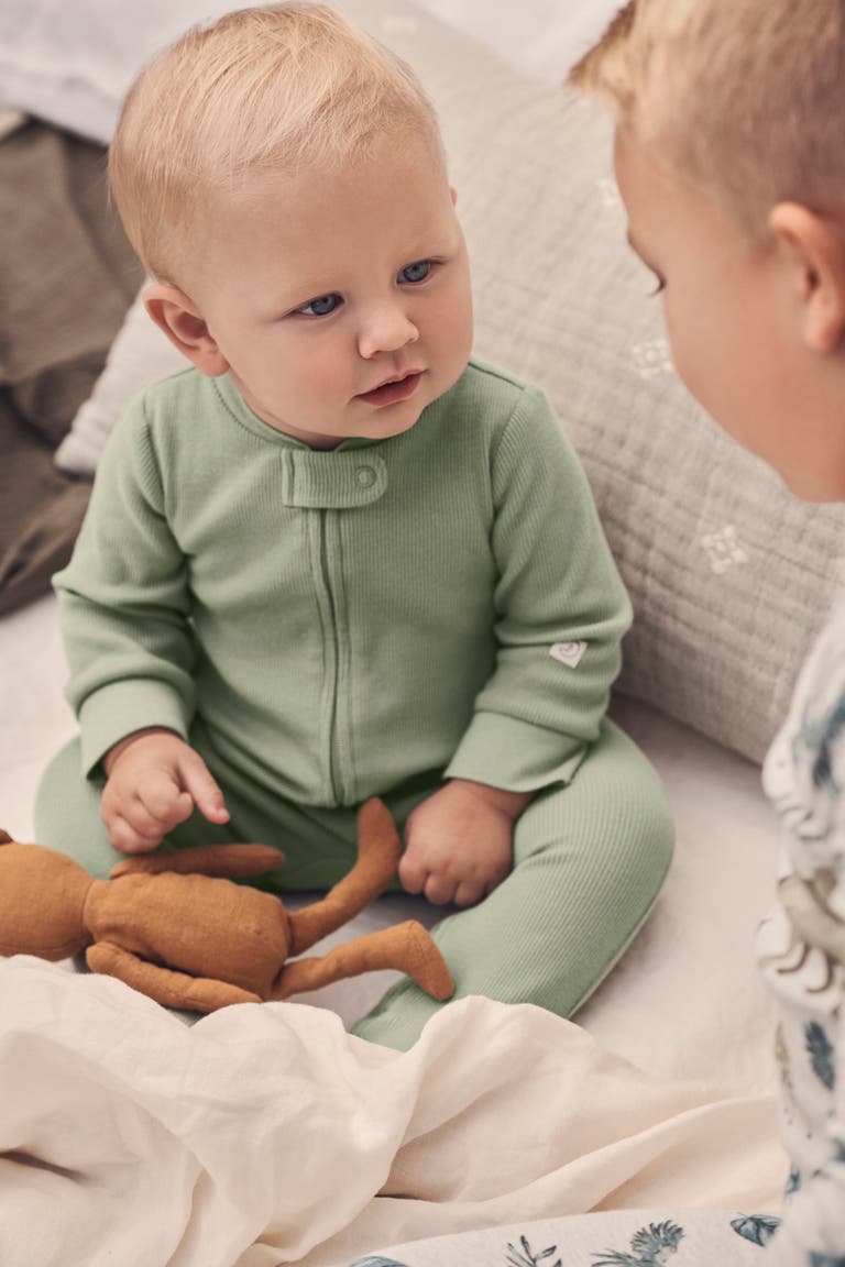 Crafted in the purest organic cotton gauze, Little Planet® offers a return to simplicity.