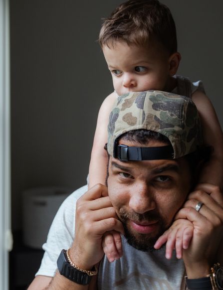 bubba wallace with kid on his shoulders